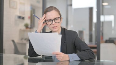 İş Kadını Yeni Kontrat Ayrıntılarıyla Üzüntü Okunuyor