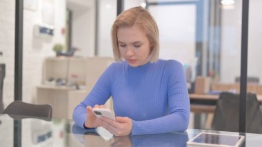 Ofisteki İnternette İnterneti Tarayan Genç Kadın