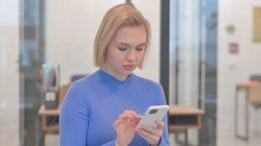 Ofiste telefon kullanan genç kadının portresi