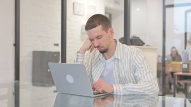 Ofiste Uyuyan Yaratıcı Genç Adam