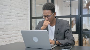 İşte öksüren genç Afrikalı.