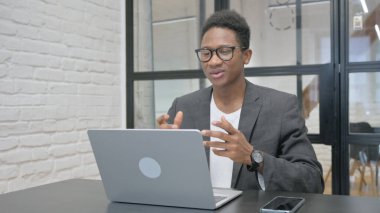 Genç Afrikalı Adam Bilgisayarla Video Sohbeti Yapıyor