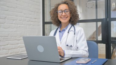 İspanyol Kadın Doktor Klinikteki Kameraya Gülümsüyor