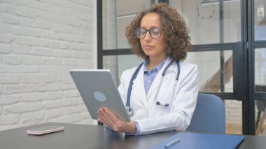 Dijital Tablet üzerinde çalışan İspanyol Kadın Doktor