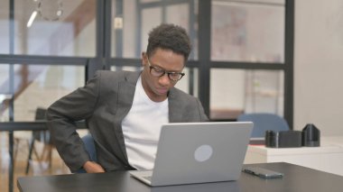 Afrika kökenli Amerikalı Adam Ofiste Yorgunluk ve Acı çekiyor