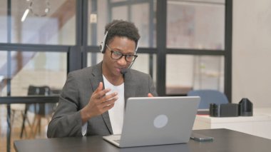 Kulaklıklı Afrikalı Amerikalı Müşteri Çağrı Merkezi 'nde İnternet' te Konuşuyor