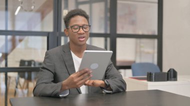 Ofiste Tablette Video Sohbeti Yapan Afrikalı Amerikalı Adam