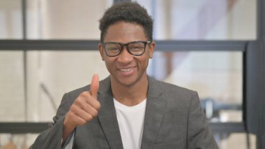 Başparmakları havada Afrikalı Amerikalı bir adamın portresi