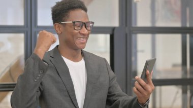 Telefonda Başarı Kutlaması yapan Afrikalı Amerikalı Adamın Portresi