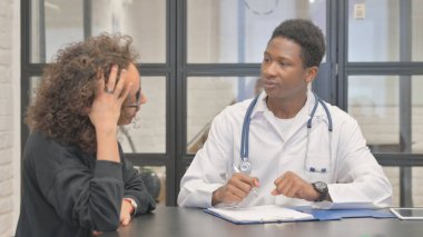 Afrikalı Doktor Hastayla Sağlık Sorunlarını Tartışıyor