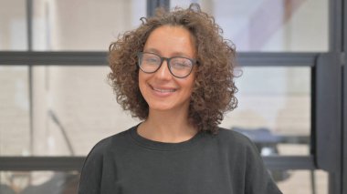 Onaylanırken Kafasını Sallayan İspanyol Kadın Portresi