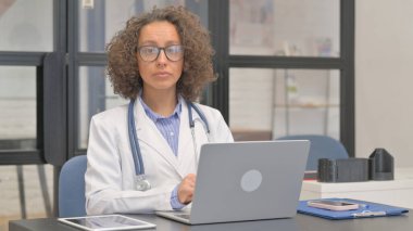 İspanyol Kadın Doktor Hastanedeki Kameraya Bakıyor
