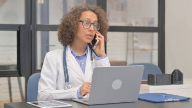 İspanyol Kadın Doktor Telefonda konuşuyor