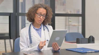 Hastanedeki Tablet 'te Video Sohbeti yapan İspanyol Kadın Doktor