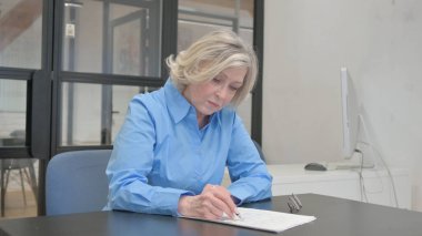 Ofiste İş Raporu Üzerinde Çalışan Yaşlı Yaşlı Kadın