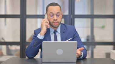 Kızgın Karışık Irk İşadamı Telefonda konuşuyor