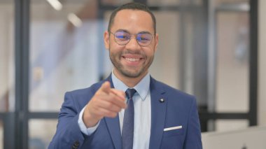 Karışık Irk İşadamı Portresi Kamerayı Gösteriyor