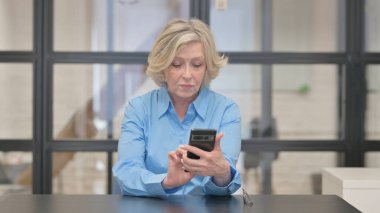 Ofiste çalışan yaşlı iş kadını.