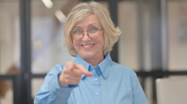 Kamerayı gösteren yaşlı kadının portresi.