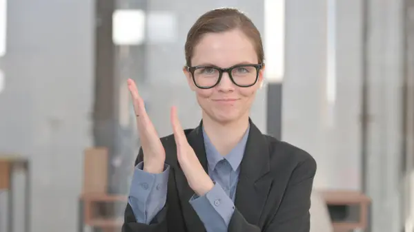 Porträtt Ung Affärskvinna Clapping För Laget — Stockfoto