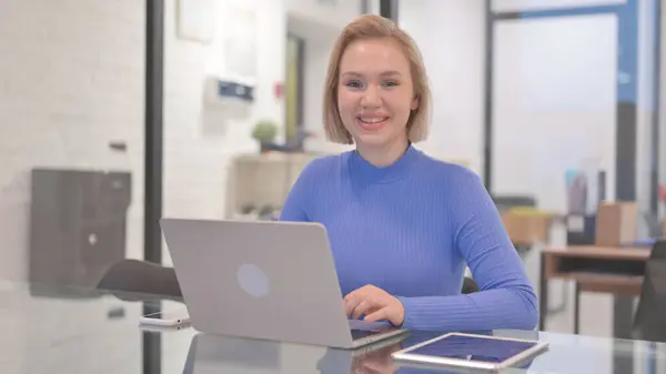 Young Woman Smiling Camera While Working Laptop Office — Stock Photo, Image