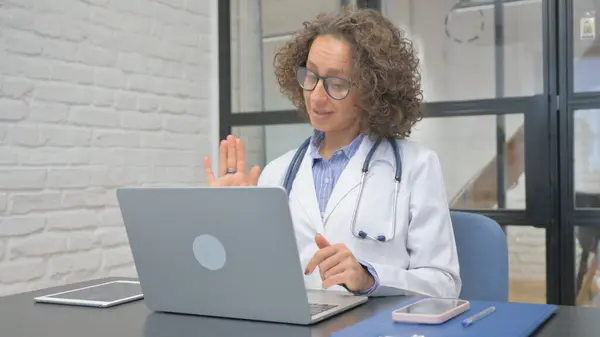 Hispanic Female Doctor Talking Patient Video Conference — Stock Photo, Image