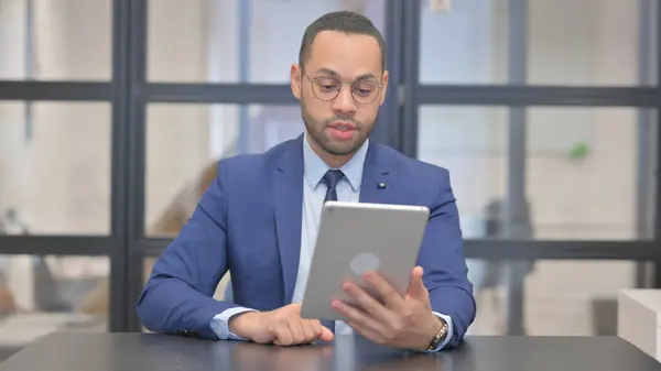 Mixed Race Businessman Doing Video Chat Tablet Office — Stock Photo, Image