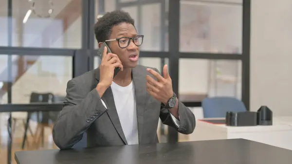 Arrabbiato Afroamericano Uomo Parlando Telefono Immagine Stock