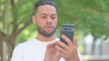 Smartphone Outdoor kullanan adamı kapat