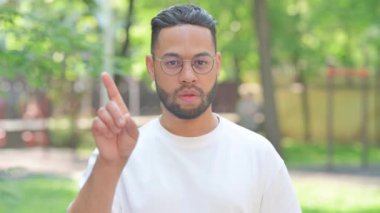 Gergin Genç Adam İnkâr Etti Park 'ta Açık Hava