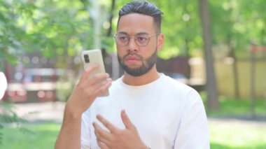 Park 'ın dışında telefonla konuşan adam.