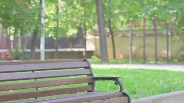 Orta yaşlı bir adam Bench 'e gelip oturuyor.