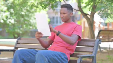 Sıradan Afrikalı Adam Bench 'te otururken Haberle Şok Oldu