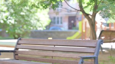 Sıradan bir Afrikalı adam geliyor ve Bench 'te oturuyor.