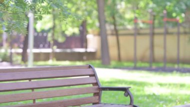 Sıradan Afrikalı Adam geliyor, dışarıda oturuyor ve kucağında dizüstü bilgisayar açıyor.