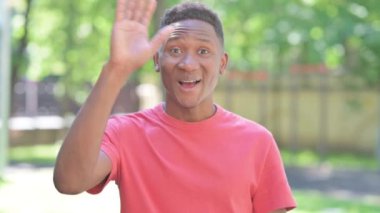 Webcam Görünümü: Sıradan Afrikalı Adam Dışarıda Dururken Video Sohbeti Yapıyor