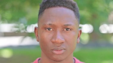 Ciddi Afrikalı Adamın Yüzü