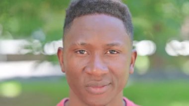 Gülümseyen Afrikalı Adam 'ın yüzüne yaklaş