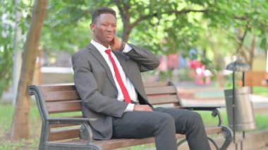 Boynu Ağrıyan Afrikalı İş Adamı Dışarıda Oturuyor