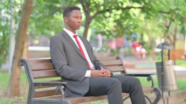 Sakin ol Afrikalı İş Adamı Dışarıda Oturuyor