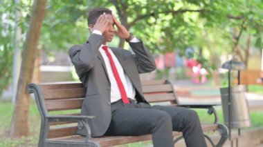 Migreni olan Afrikalı İş Adamı Dışarıda Oturuyor