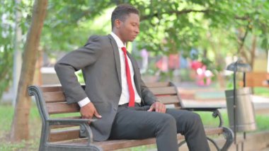 Sırt Ağrısı Olan Afrikalı İş Adamı Dışarıda Oturuyor
