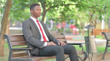 Afrikalı İşadamı Bench 'te oturduktan sonra ayrılıyor.