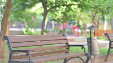 Afrikalı İşadamı Bench Outdoor 'a gelip oturuyor