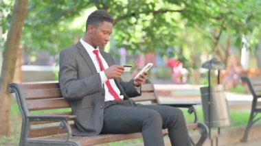 Afrikalı İşadamı Dışarıda Otururken İnternetten Alışveriş Yapıyor