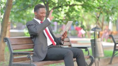 Afrikalı İş Adamı Tablet 'te Görüntü Sohbeti Yapıyor