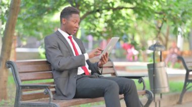 Açık havada otururken Tablet 'te Başarı Kutlaması