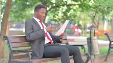 Afrika İşadamı Açık Otururken Yeni Kontrat Belgelerini Kutluyor