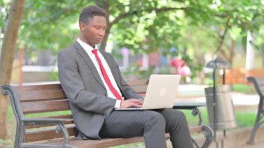 Afrikalı İşadamı Laptop 'u Açık havada Kullanıyor