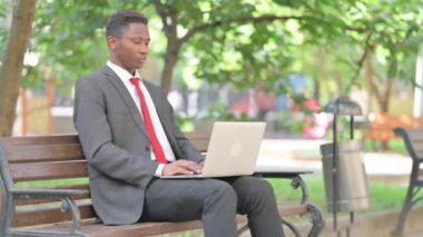 Afrikalı İşadamı kucağında dizüstü bilgisayarla öksürüyor